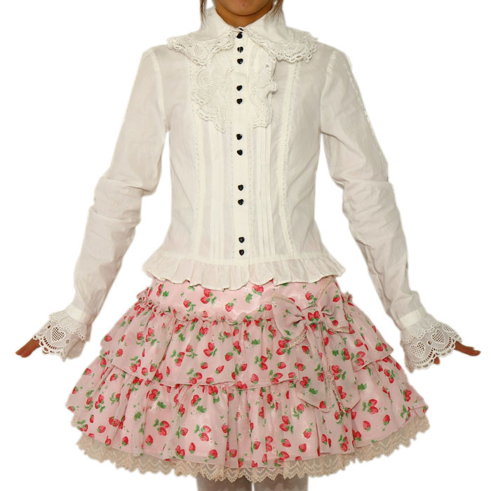 変化を楽しんでみたいAngelic prettyのハートボタンブラウス